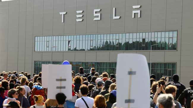 Tesla Ambruk, Ini Alasan Mobil Listrik Tak Laku