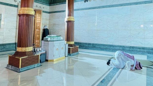 Isi ruangan dalam Ka'bah (Haramain Archive)