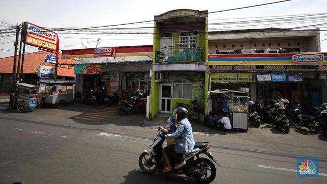 Terkuak Mengapa Indomaret & Alfamart Berdempetan Padahal Rival