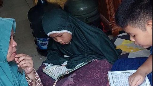 Pengorbanan Guru Ngaji Bertangan Satu Rawat Buah Hati yang Autis-Buta