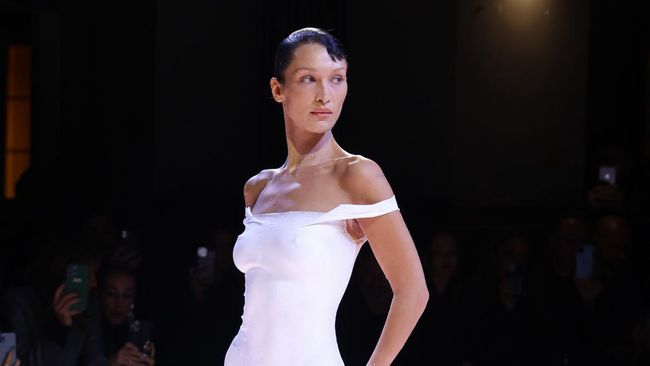 4 Fakta Adidas Hapus Foto Bella Hadid karena Didesak Israel