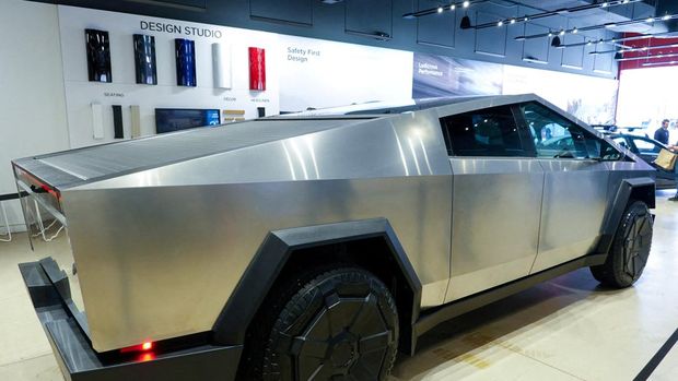 Mobil pickup listrik canggih andalan Elonmusk Cybertruck yang tahan peluru namun rusak oleh sebuah rakun. (X @niccruzpatane)