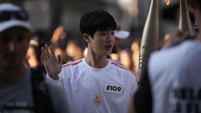 Jin BTS Bawa Obor Olimpiade Paris 2024, Begini Penampakannya