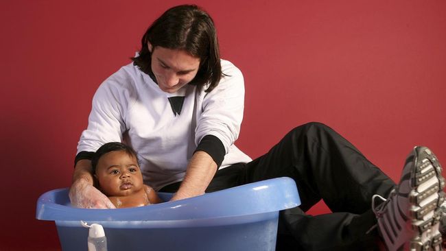 Viral Foto Lionel Messi Muda Mandikan Bayi Lamine Yamal, Ini Ceritanya