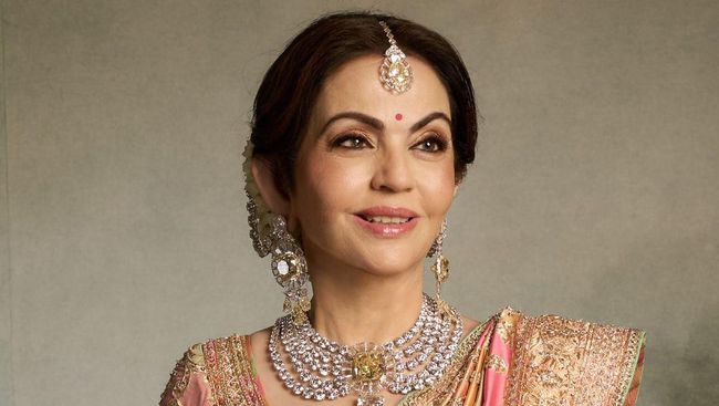 Bikin Salah Fokus, Nita Ambani Pakai Kalung Berlian 180 Karat