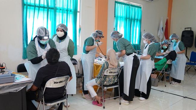 Banyak Masalah Gigi, Nakes FKG UI Kunjungi Lombok Tengah
