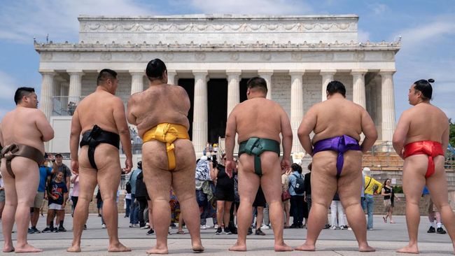 Potret Pegulat Sumo ‘Serbu’ Gedung Kapitol AS, Ada Apa?