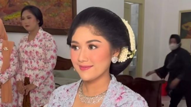 Aura Cantik Bumil Erina Gudono di Tasyakuran 7 Bulanan