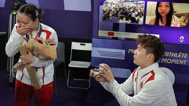 Momen Atlet China Huang Yaqiong Dilamar Usai Dapat Medali Emas, Baper!