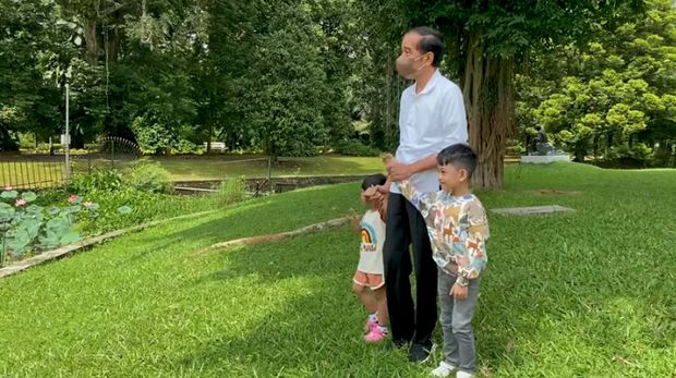 Momen Presiden Jokowi Bersama Jan Ethes dan Sedah Mirah di Awal Tahun 2022, Minggu (2/1/2022). (Tangkapan Layar via Youtube Sekretariat Presiden)