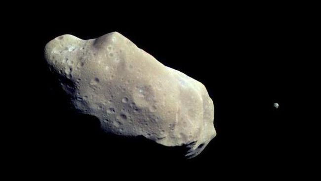 Asteroid Raksasa 12 Juta Ton Melintasi Bumi di Malam Natal