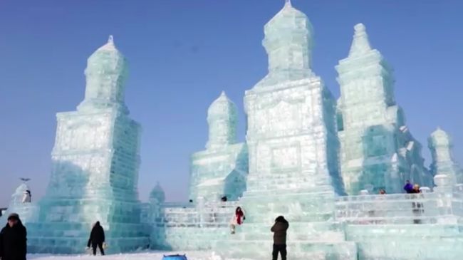 Brrr! Potret Kemegahan Istana Salju dan Es Terbesar di Dunia